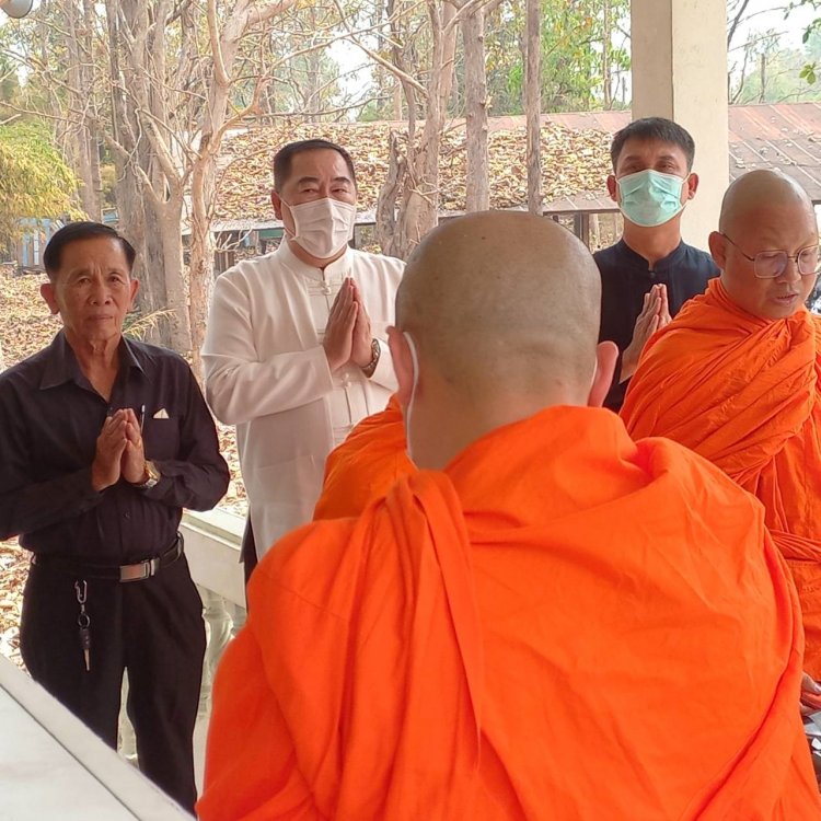 "นายกเคี้ยง คนบ้านเฮา" ร่วมทอดผ้าไตรบังสกุล งานฌาปนกิจศพ "คุณแม่ขาน แสนคำ"