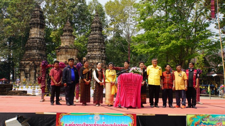 อลังการ!ผู้ว่าฯศรีสะเกษ เปิดงานสืบสานตำนานพันปีประเพณีไหว้พระธาตุตำบลปราสาท อำเภอห้วยทับทัน ประจำปี 2566