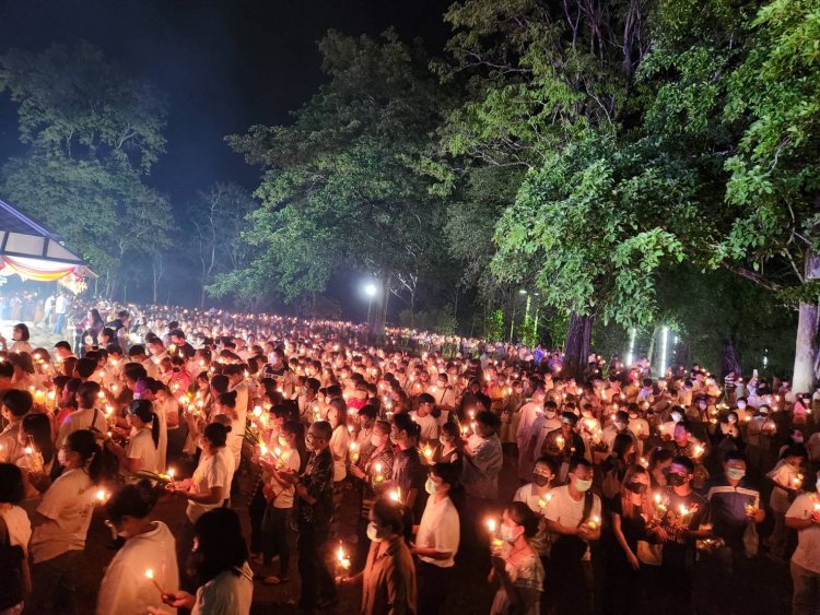 คลื่นพุทธศาสนิกชนกว่า 10,000 คนเวียนเทียนรอบรอยพระพุทธบาทคู่ยุคทวารวดียาวจรดเที่ยงคืน