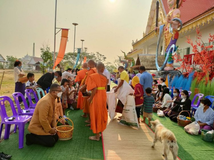 นายอำเภอโพธิ์ศรีสุวรรณจัดกิจกรรมนุ่งผ้าไทยใส่บาตร-ทำบุญตักบาตรข้าวสารอาหารแห้ง