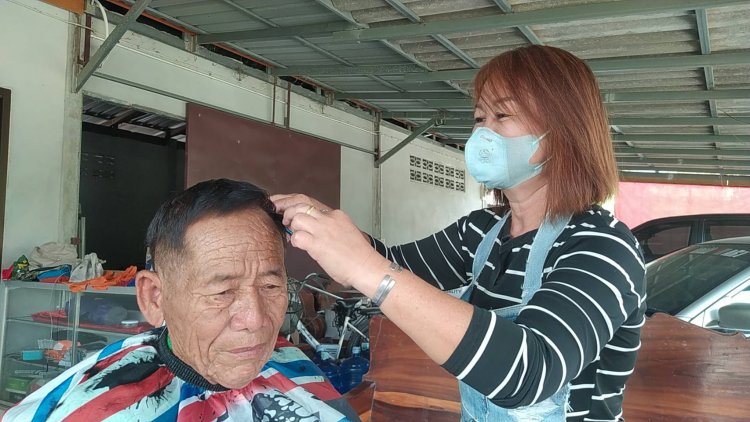 ชื่นชม!สาวใหญ่เมืองอุทัยธานีน้ำใจงาม จิตอาสาตัดผมผู้สูงอายุ 70 ปีฟรี