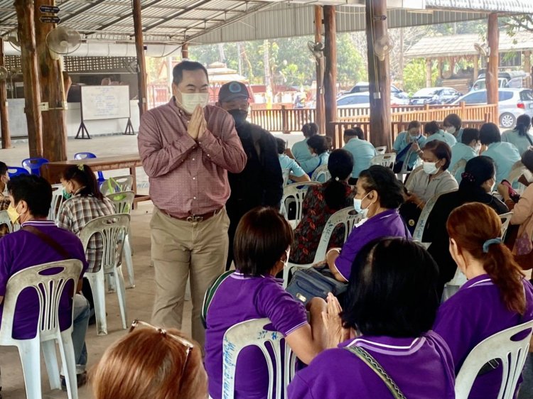 พรรคพลังประชารัฐ..."นายกเคี้ยง คนบ้านเฮา" ร่วมพบปะ ชาว อสม.เพื่อชี้แจงการบันทึกข้อมูลผ่านระบบ smart