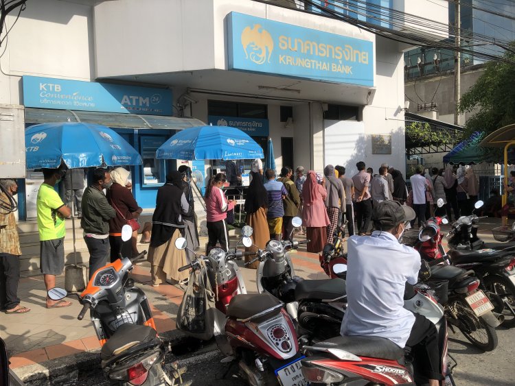 ธนาคารกรุงไทยเบตงคับคั่งตั้งแต่เช้า กว่า1อาทิตย์ประชาชนยังแห่มาเช็คสิทธิ์บัตรสวัสดิการแห่งรัฐ