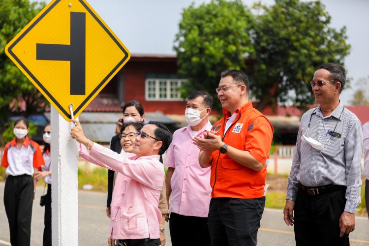 ธนชาตประกันภัย ร่วมกับ จังหวัดอุตรดิตถ์ เพิ่มความปลอดภัยเส้นทางสายหลักพื้นที่ชุมชน “บ่อทอง” ลุยแก้จุดเสี่ยงอุบัติเหตุทางแยกหน้าโรงเรียน-ถนนเลียบคลอง