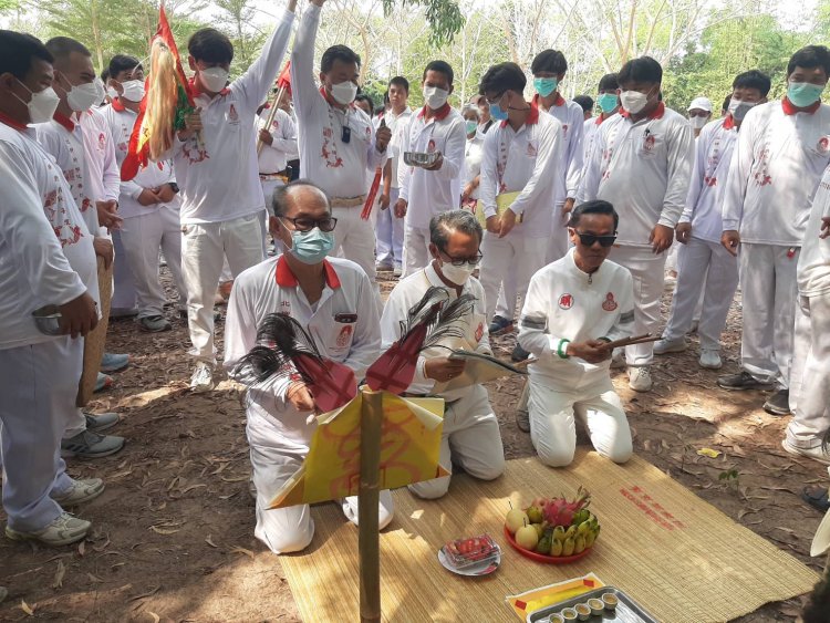 มูลนิธิสว่าง ธรรมะสถานทั่วไทย - อัญเชิญองค์โป๊ยเซียนโจซือ เก็บศพไร้ญาติล้างป่าช้า