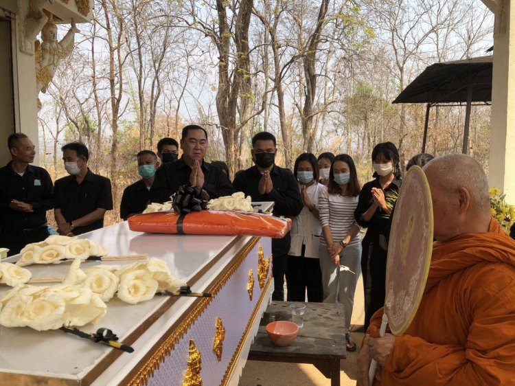 "นายกเคี้ยง คนบ้านเฮา" ร่วมทอดผ้าไตรบังสกุล งานฌาปนกิจศพ "พ่อหลวงจันตา"