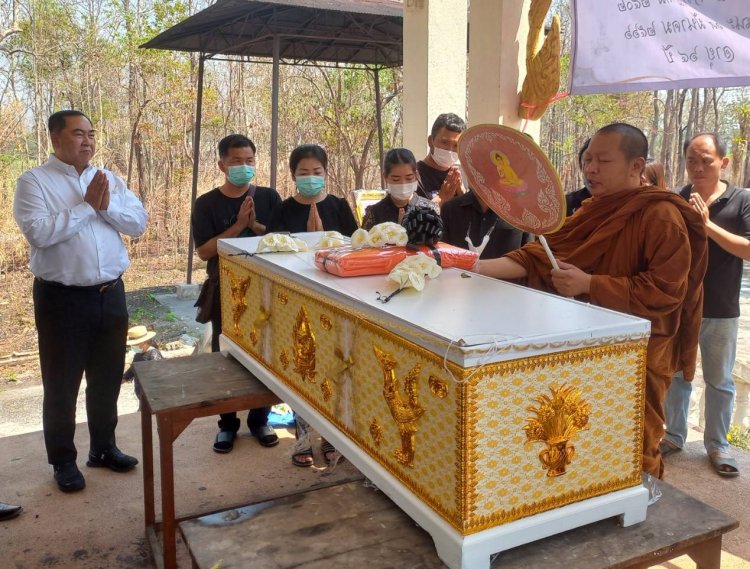 "นายกเคี้ยง คนบ้านเฮา" ประธานทอดผ้าไตรบังสกุล งานฌาปนกิจศพ "พ่อหลวงสมพร ลือใจ"