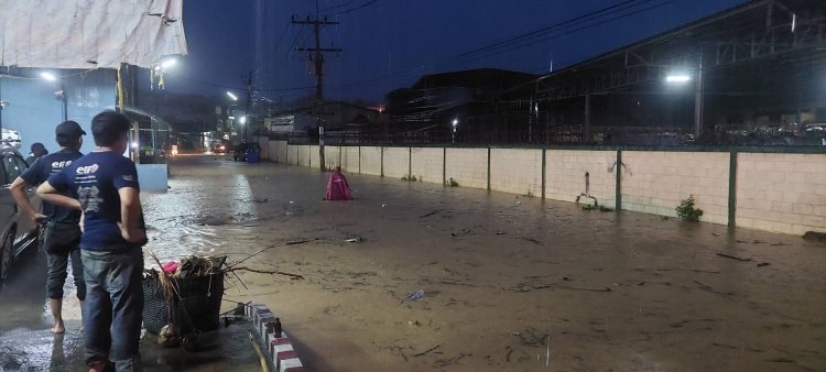 ฝนถล่มน้ำป่าทะลักท่วมเขตเทศบาลเบตง เฝ้าระวังดินโคลนถล่มช่วง 1-2 วันนี้