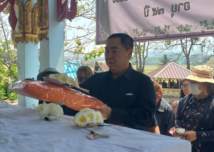 "นายกเคี้ยง คนบ้านเฮา" ประธานทอดผ้าไตรเอกบังสกุล งานฌาปนกิจศพ "แม่หลวงคำ เชียงแขก"