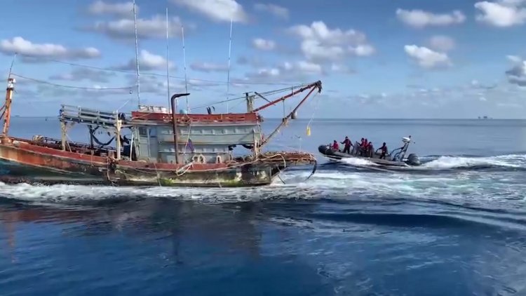 ตำรวจสงขลาไล่สกัดจับเรือประมงเวียดนาม 2 ลำ ลูกเรือ 11 คนลักลอบจับ"ปลิงทะเล"ในน่านน้ำไทย