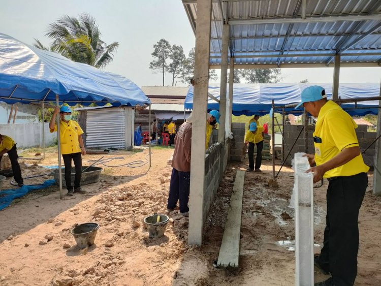 อำเภอโพธิ์ศรีสุวรรณนำจิตอาสาสร้างบ้านพักอาศัยให้แก่ผู้ยากไร้ ผู้ด้อยโอกาสตำบลโดด