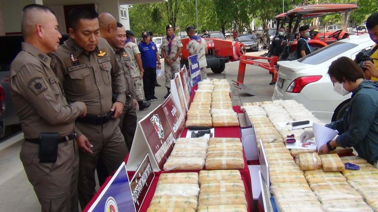 ตำรวจภูธรจังหวัดมุกดาหารบุกจับกุม 2 ผู้ต้องหาพร้อมยาบ้า 994,000 เม็ด พร้อมอาวุธปืน 1 กระบอก
