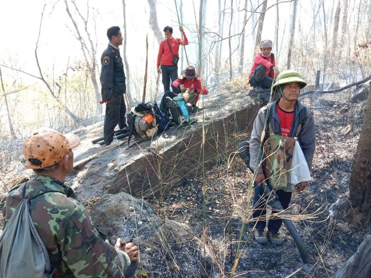 สถานีควบคุมไฟป่าภูผาเทิบภูผายลมุกดาหารรณรงค์ให้ความรู้ชาวบ้านลดการเผาป่า