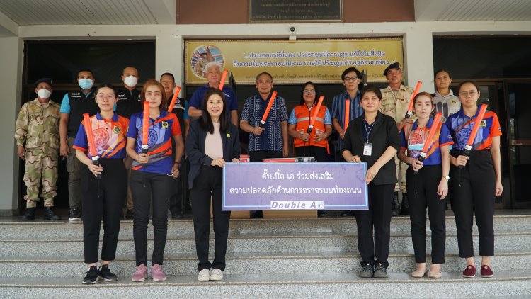 เอกชนมอบกระบองไฟให้จนท.ประจำจุดตรวจเมืองปราจีนฯใช้ป้องกัน-ลดอุบัติเหตุทางถนนช่วงสงกรานต์