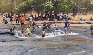 ชาวชัยภูมิกว่า 5,000 คน แห่เล่นน้ำตกตาดโตน คลายร้อนคึกคัก