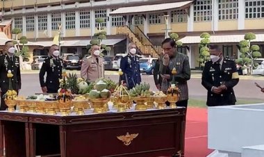 "ลุงตู่"สะดุ้งโหยง!บวงสรวงเจ้าพ่อหอกลองครบรอบ 136 ปี ธูปจี้แขน