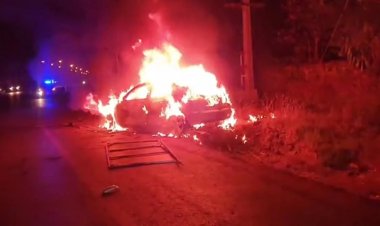 หนุ่มซิ่งเก๋งพุ่งเสยท้ายรถบรรทุกไฟลุกท่วม คลอกคนขับดับสลดคาที่นั่ง