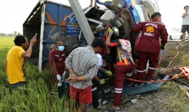 คนขับหลับใน  ทำให้รถบรรทุกพ่วงตกถนน  ชนกับเสาไฟฟ้า จน ผู้ขับขี่บาดเจ็บสาหัสติดภายใน