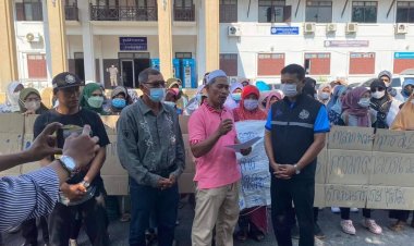 พ่อค้าแม่ค้าตลาดนัดแยกพระพุทธร้องถูกห้ามขายของ สั่งรื้อถอนร้านค้าออกจากผิวจราจร