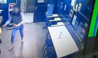 นศ.สาวคลั่งพกมือไล่จ้วงแทงรภป.ดับสลด บาดเจ็บอีก 2 ตำรวจตามจับทันควัน