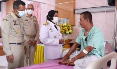 ในหลวงโปรดเกล้าฯให้ผู้ว่าฯปัตตานี เชิญแจกันและตะกร้าสิ่งของพระราชทาน มอบแก่ อส.เหยื่อบึ้มไม้แก่น