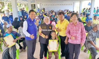 ผู้ว่าฯปัตตานีมอบโฉนดที่ดินตามโครงการ " มอบโฉนดที่ดินทั่วไทย นำสุขคลายทุกข์ให้ประชาชน"