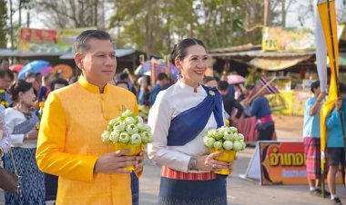 ในหลวง-ราชินี พระราชทานน้ำสรงในงานสีบสานบุญประเพณีสงกรานต์มุกดาหาร