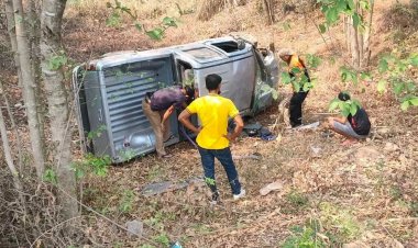 สิบเอกลอบขนบุหรี่เถื่อนซิ่งกระบะเฉี่ยวชนรถหมอพราหมณ์ตกถนนดับสลด 6 ศพ