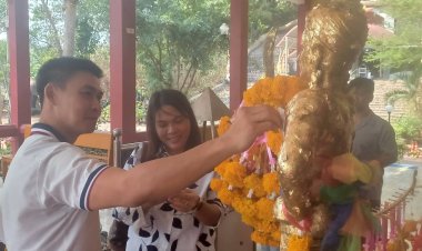 นายอำเภอสบเมย กราบไหว้สักการะ องค์เจ้าพ่อพะวอ ก่อนเข้ารับตำแหน่ง