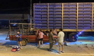 รอดปาฏิหาริย์!หนุ่มซิ่งกระบะพุ่งเสยท้ายรถบรรทุก ยุบครึ่งคัน เจ็บแค่เล็กน้อย