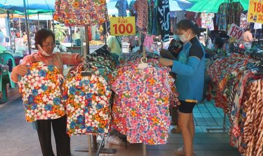 นักท่องเที่ยวแห่ซื้อเสื้อลายดอกสวมใส่สาดน้ำเล่นสงกรานต์ดันยอดขายร้านขอนแก่นพุ่ง