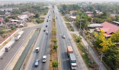 ภาพจราจรมุมสูงคนอีสานแห่กลับฉลองเทศกาลสงกรานต์ ถนนมิตรภาพเริ่มรถหนาแน่น