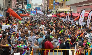 นทท.ไทย-ต่างชาติทะลักเล่นสาดน้ำใจกลางเมืองหาดใหญ่คึกคักรอบ 3 ปี