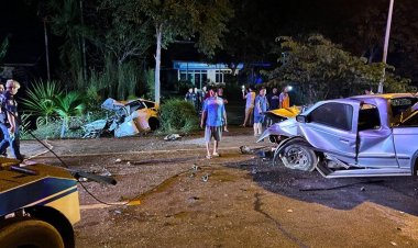 ชนสนั่นยับเยินทั้งคู่! เก๋งประสานงาปิกอัพ ดับสยอง 1 รับสงกรานต์  อีกคนยังโคม่า