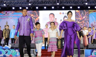 พ่อเมืองชลบุรีนำเดินแบบผ้าไทยการกุศลช่วยกาชาด สืบสานอนุรักษ์ผ้าไทย