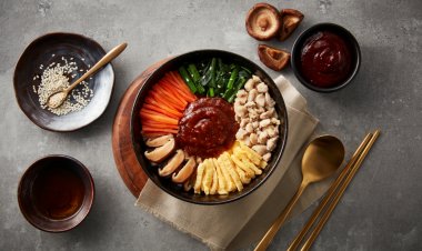 Chef Cares เสิร์ฟเมนูใหม่ 'ข้าวคลุกน้ำพริกลงเรือและหมูหวาน-บิบิมบับผสมไก่' ความอร่อย 2 สไตล์ พร้อมคืนกำไร 100% สู่สังคม