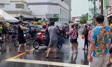 นทท.มาเลเซีย-สิงคโปร์แห่เล่นสาดน้ำสงกรานต์เงินสะพัดหาดใหญ่