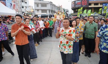 ผู้ว่าฯโคราช นำ ปชช.กว่า 1,000 คน ร่วมแห่พระคันธารราฐ ลอดซุ้มประตูเมือง อย่างยิ่งใหญ่ เสริมมงคล