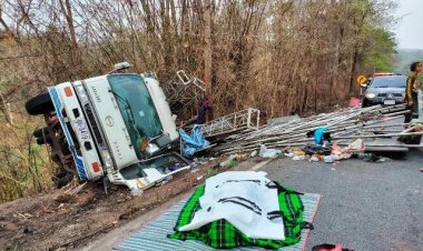 สลด!รถบรรทุก 6 ล้อขนเวทีหมอลำขึ้นเขาน้ำหนาวไม่ไหว ถอยหลังตกข้างทางดับ 1 เจ็บ 7