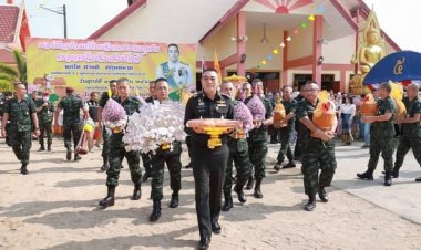 มทภ.4 นำพุทธศาสนิกชนในพื้นที่ทอดผ้าป่าสามัคคี เพื่อจัดซื้อรถพยาบาลฉุกเฉิน