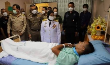 ผู้ว่าฯปัตตานีเชิญแจกันดอกไม้ และตะกร้าสิ่งของพระราชทานแก่เจ้าหน้าที่ที่ได้รับบาดเจ็บ