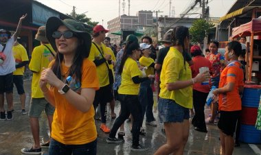 บรรยากาศเล่นน้ำสงกรานต์ที่ชุมชนบางโปรง อำเภอเมืองสมุทรปราการ ม่วนซื่นไม่ต่างจากในกรุงเทพฯและที่อื่น