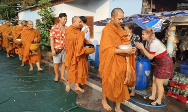 อบต.บางน้ำผึ้งสมุทรปราการจัดพิธีตักบาตรน้ำผึ้งชันโรงแห่งเดียวในโลก