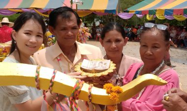 ก่อนกลับที่ทำงาน-สงกรานต์วันสุดท้ายทำบุญ-ยกช่อฟ้าอุโบสถ