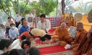 หลวงปู่แสง ญาณวโร เกจิชื่อดังเมตตาอวยพรญาติโยมเดินทางปลอดภัยหลังฉลองเทศกาลสงกรานต์