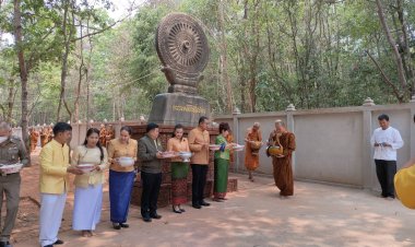 วัดป่าดงเมือง ต.อีเซ อ. โพธิ์ศรีสุวรรณ จัดพิธีอัญเชิญธรรมจักรสีเขียวสู่แท่นเนื่องในวันผู้ให้กำเนิดฯ