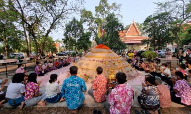 ก่อพระเจดีย์ทรายวัดโคกมะกอก ประเพณีสงกรานต์ ไทยดั้งเดิมที่ยังสืบทอดมาตั้งแต่บรรพบุรุษ