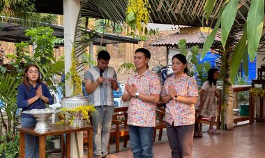 ส่วนราชการอำเภอสบเมยร่วมรดน้ำดำหัวนายอำเภอสบเมยและภรรยา