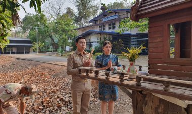 "นายอำเภอตั้ม" และภรรยา  กราบไหว้ศาลพระพรหมสี่ทิศ ก่อนเข้ารับตำแหน่ง นายอำเภอสบเมย