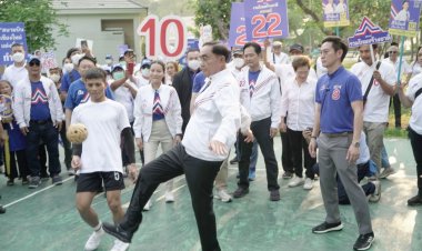 "ลุงตู่"โชว์ฟิตร่วมเตะตระกร้อไม่กลัวเหนื่อย-ล่องเรือเป็นน้ำอย่างสบายอารมณ์